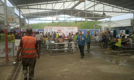 工地飯?zhí)贸邪? />
</p>
<p>
	每天做兩餐，20塊一天，一年除去節(jié)假日算300天，假設(shè)300個(gè)人一定會(huì)去吃飯，這樣你在這300個(gè)人中可以得到180萬(wàn)的總銷(xiāo)售額。這是一個(gè)總數(shù)，成本可根據(jù)自身情況，及當(dāng)?shù)夭少?gòu)物價(jià)，資金計(jì)算出大概，就知道有多少利潤(rùn)空間了。
</p>			</div>
			<!-- /content -->
			<div   id=