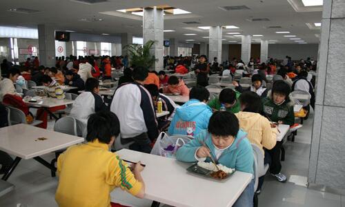 廣東三部門聯合發文嚴禁學校食堂分包轉包，每餐須有校方人員陪餐